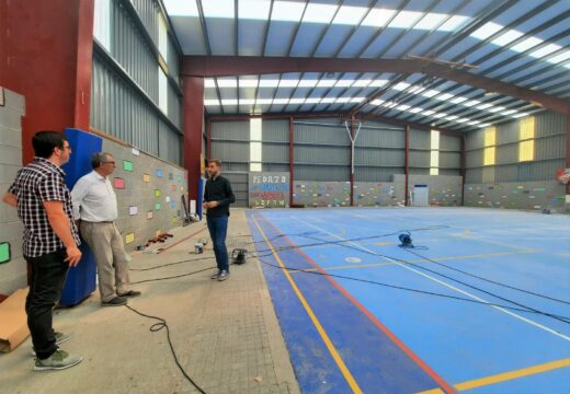 Avanzan as obras de renovación do pavillón deportivo do CEIP Gándara-Sofán para que estea listo para o novo curso